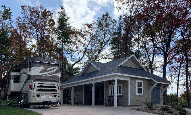 Old Beau Motocoach with Cottage